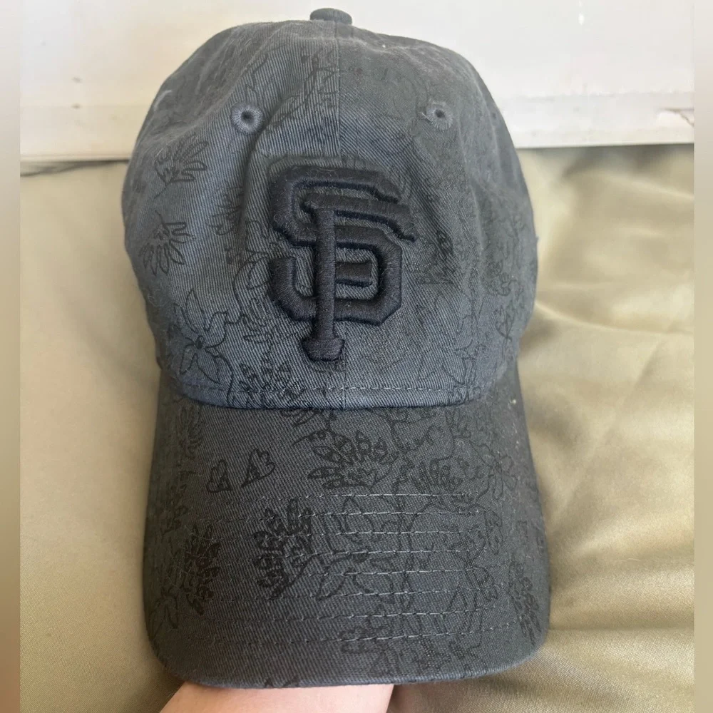San Francisco Giants New Era Women's Black 9TWENTY Cap - Picture 1 of 5
